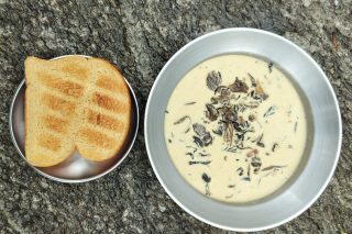 Svampsoppa på champinjon, trattkantareller med rostatbröd
