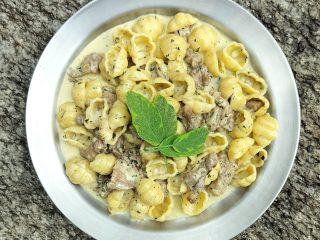 Pasta med vildsvinskav, smaksatt med salvia och svinmolla