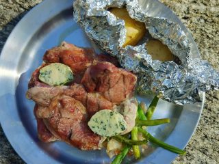 Grillad vildsvinskarré med ramslökssmör, frästa gröna bönor och bakad potatis