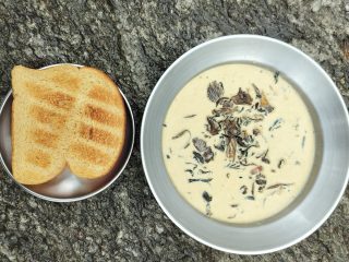 Svampsoppa på champinjon och trattkantareller med rostat bröd