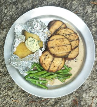 Grillad aubergin med trattkantarellsås, frästa gröna bönor, picklade rönnbär och bakad potatis